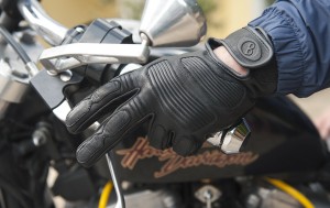 guanto indossato web